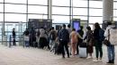 近日传出深圳、上海海关已开始抽查入境旅客的手机或笔记本电脑。示意图。（图片来源：Zhe Ji/Getty Images）